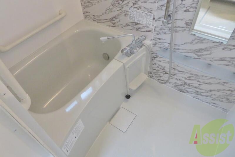 バス・シャワールーム　石の模様がおしゃれなバスルーム、手すりも助かりますね