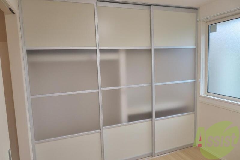 収納　洋室の大きなクローゼットはおしゃれなガラス戸で仕切られてます