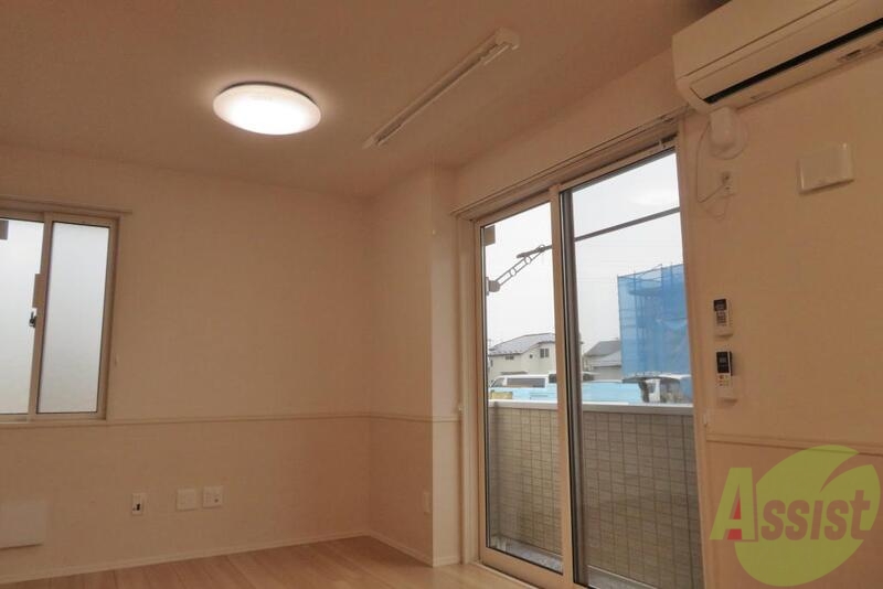 居室・リビング　あいにくのお天気でしたが晴れた日は陽当たり良好です