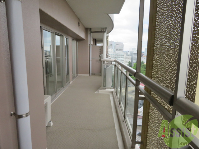 バルコニー　洗濯物がたくさん干せるバルコニーで嬉しいですね。