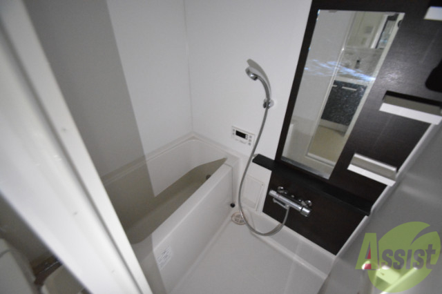 バス・シャワールーム　綺麗なお風呂ですね。浴室乾燥機もついてます。