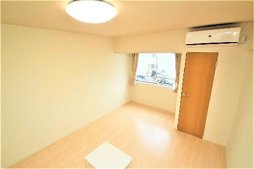 居室・リビング　エアコン、カーテン付いてます