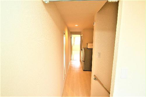 その他　階段を上がって廊下になります！