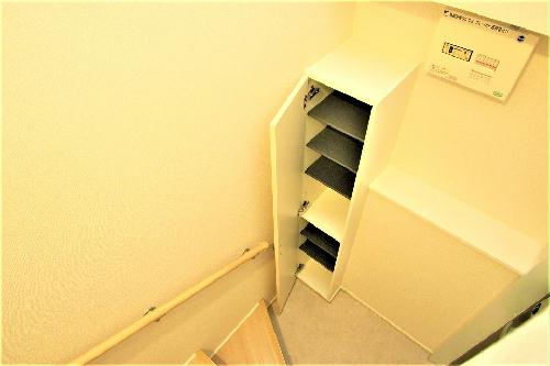 収納　仕切りの位置を変えて、ブーツも入ります