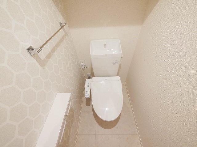 トイレ　落ち着いた色調のトイレです