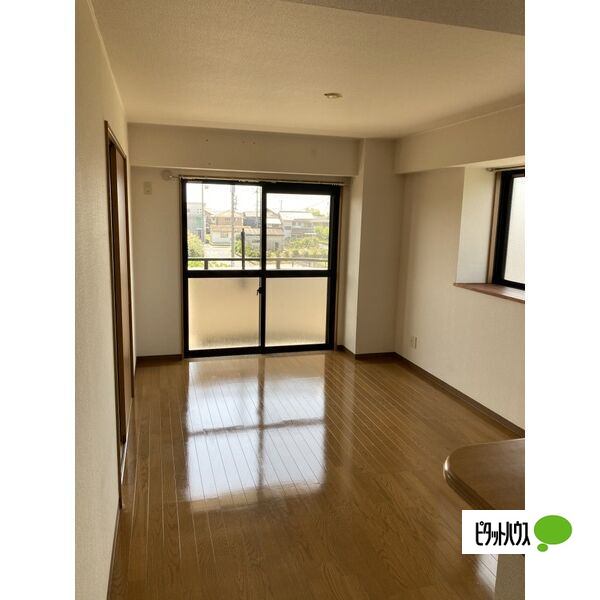 居室・リビング　同建物別部屋