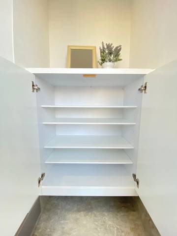 玄関　モデルルーム写真です。家具はサンプルです。