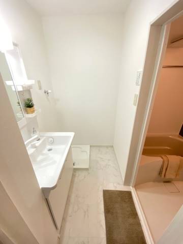 洗面設備　モデルルーム写真です。家具はサンプルです。