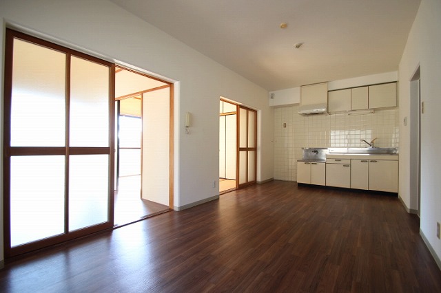 居室・リビング　同物件、別号室のものです。