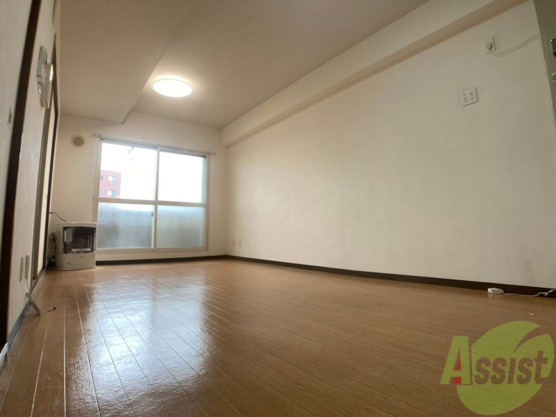 居室・リビング　リビングです。木目のフローリングが落ち着きますね。