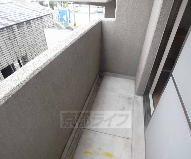 バルコニー　広く日当たりの良いバルコニー