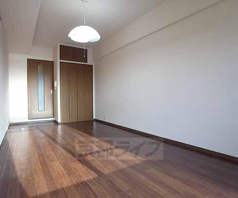 居室・リビング　１０帖以上の広々とした部屋です。