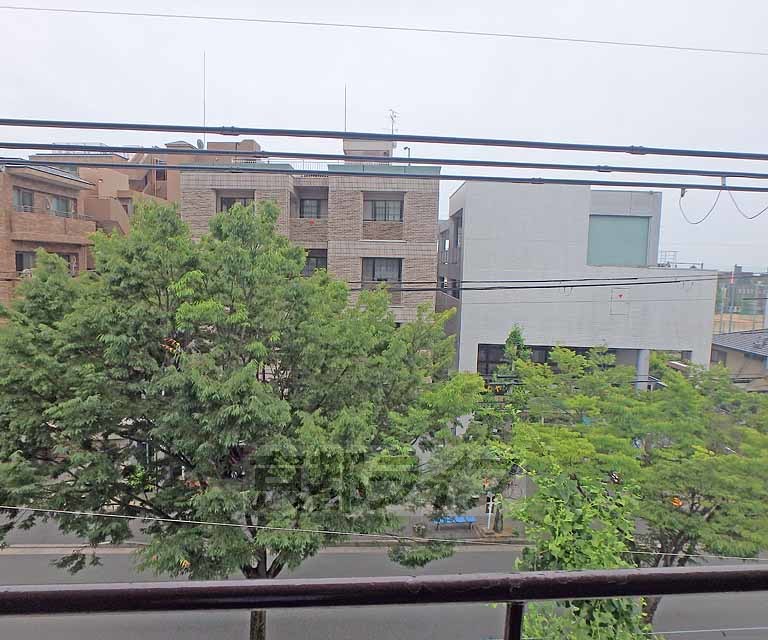 眺望　北山通りに面した南向きです。