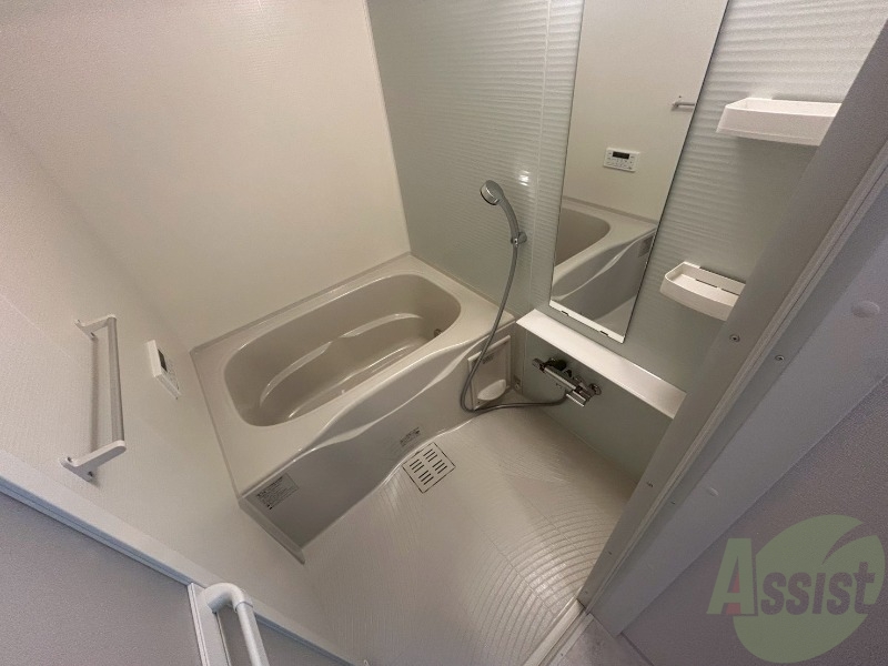 バス・シャワールーム　寝室には窓があるので、朝の目覚めが良さそうです。