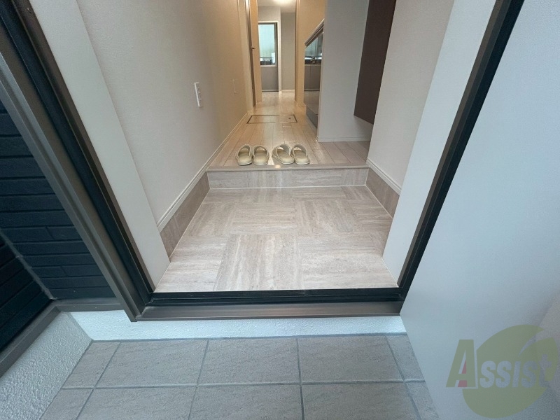 玄関　仕事から帰って迎えてくれるのはスタイリッシュな玄関です。