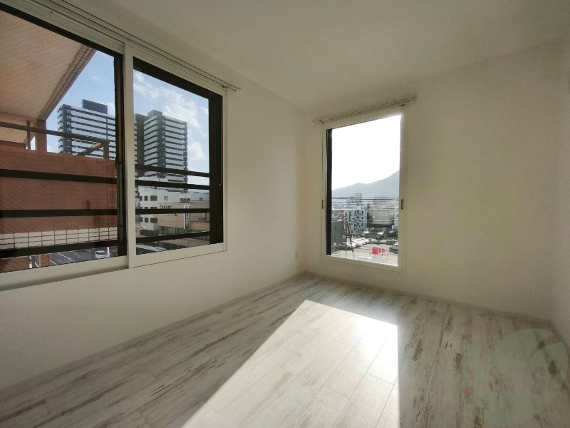 その他部屋・スペース　こちらのお部屋は光が差し込む、温かみのあるお部屋です。