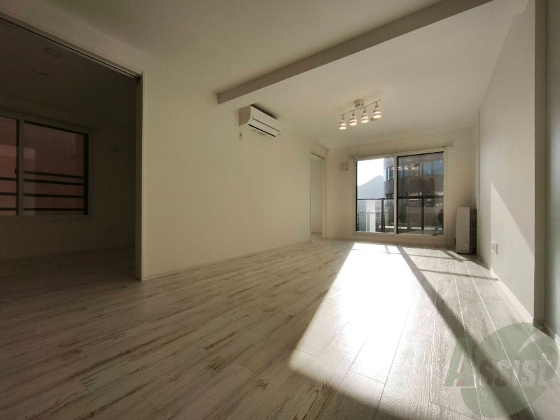 居室・リビング　リビングです。窓が大きくて明るいですね！