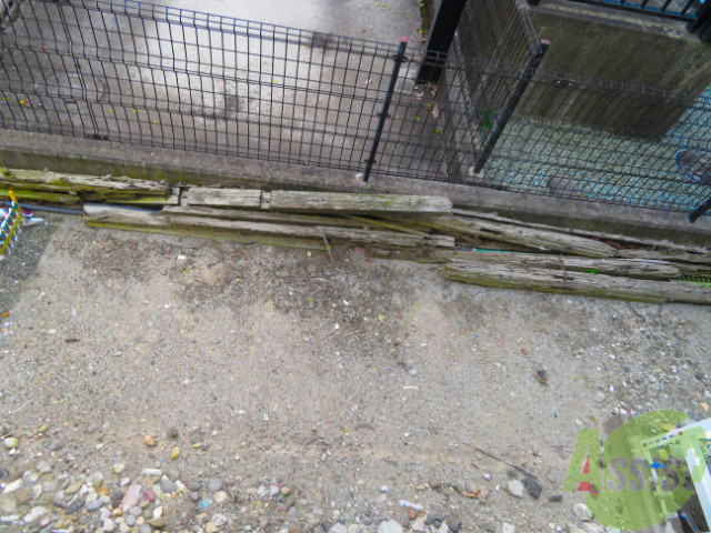 バルコニー　ちょっとした庭のようになっているので、鉢植えなども置けそう。