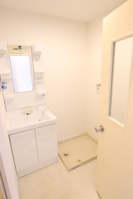 洗面設備　洗面所は独立しており、扉もあります。