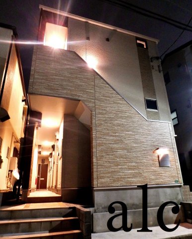 建物外観　プレジール新江古田　夜間撮影　周辺は静かな住宅街です。