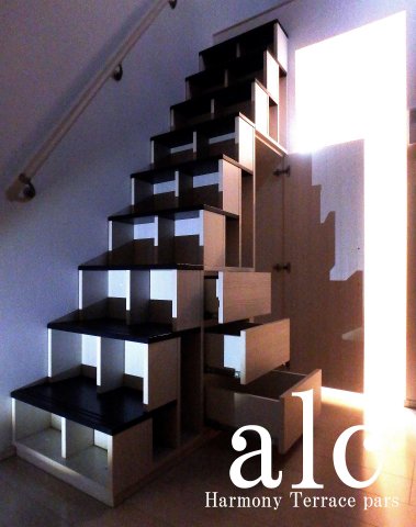 居室・リビング　進化した収納階段…！天井の高い開放感のある居室です。