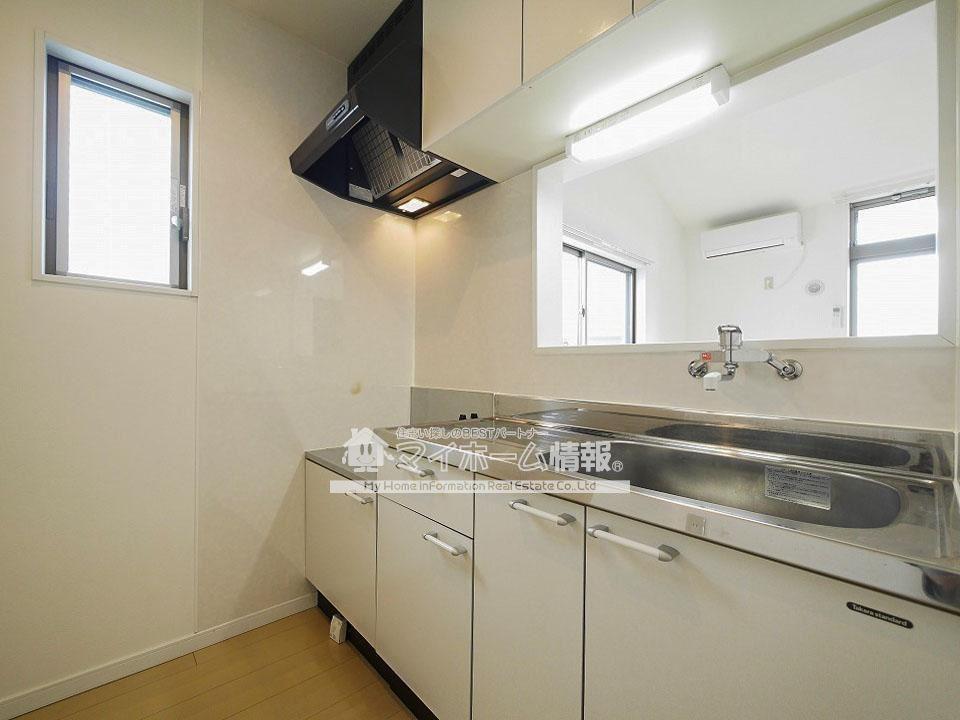 キッチン　自然光が入る窓のあるキッチン！！