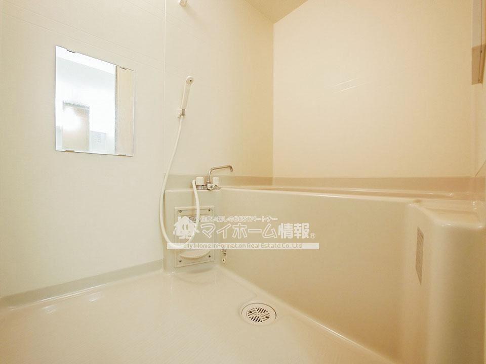 バス・シャワールーム　入浴にもお掃除にも便利なシャワー付き