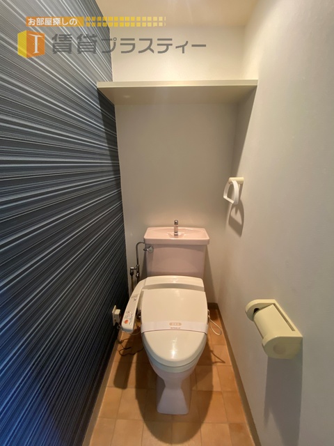 トイレ　ブルーの壁紙でスッキリ。