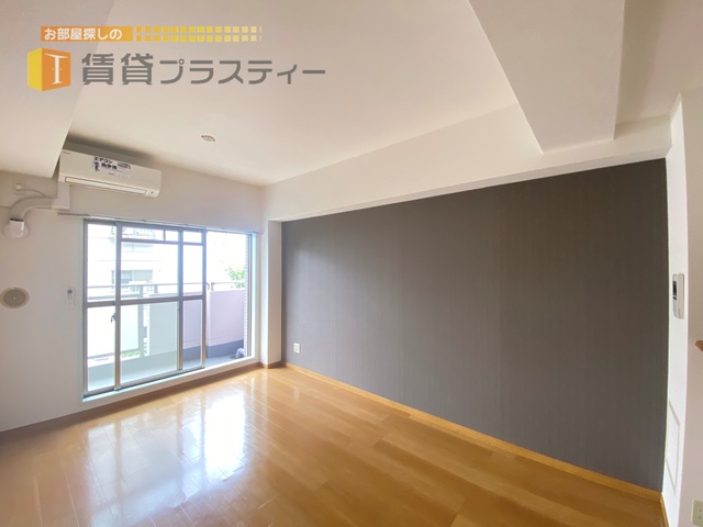 居室・リビング　グレーのアクセントクロスが美しい。