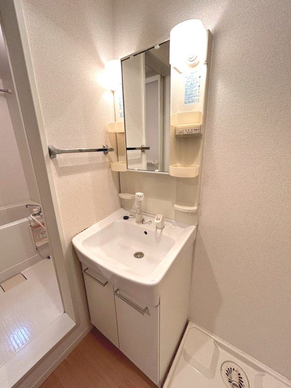 洗面設備　身支度に便利な独立洗面台付き。