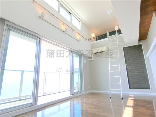 居室・リビング　ロフトがある為天井の高い開放的なLDK