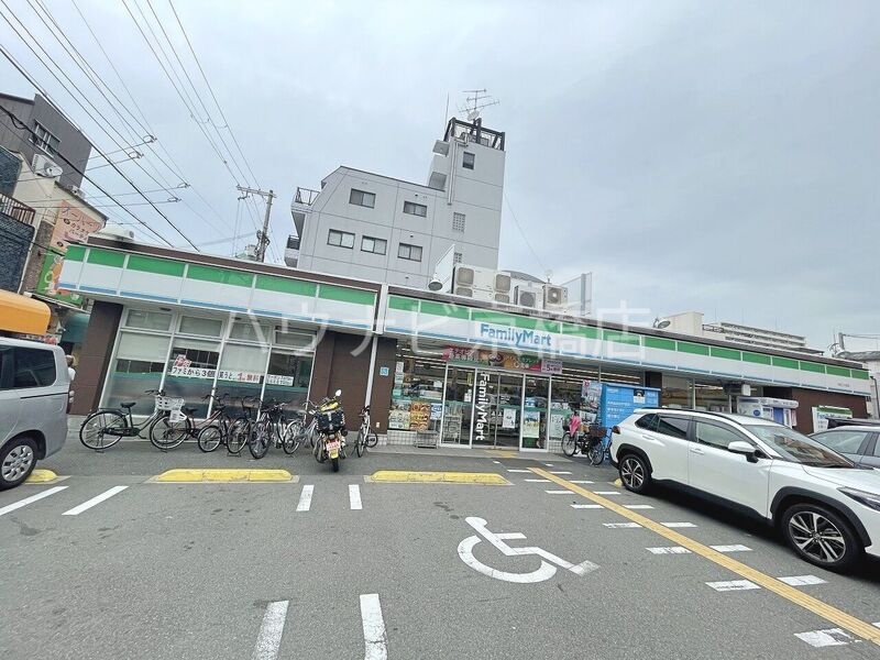 コンビニ　ファミリーマート大阪工大前店（コンビニ）まで308m