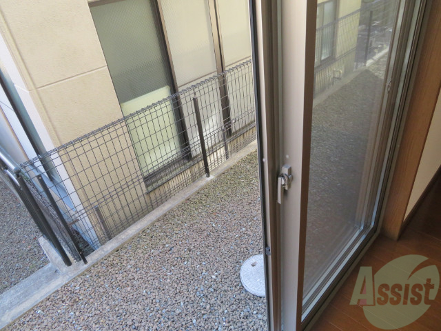 バルコニー　バルコニーはこんな感じです。普段使わないものを置けそうです。