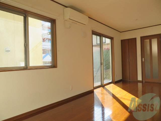 居室・リビング　リビングは広くて陽も入り、日中は明るいです。