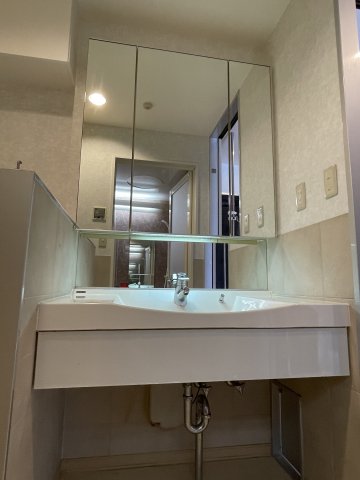 洗面設備　ゆったりとスペースのある洗面所