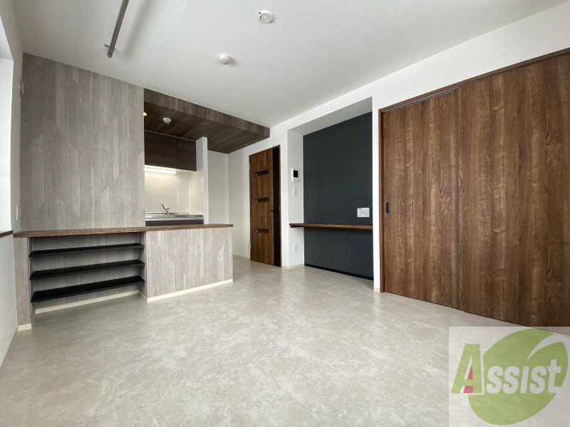 居室・リビング　白さが清潔感を出してくれます。お部屋も明るいですね。