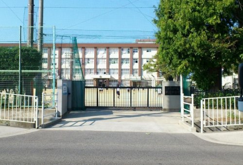 中学校　和歌山市立日進中学校（中学校）まで805m