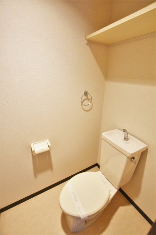 トイレ　別号室の写真です。ご参考までに