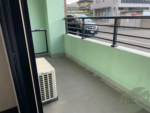 バルコニー　バルコニーは幅があり、広い印象を受けました。