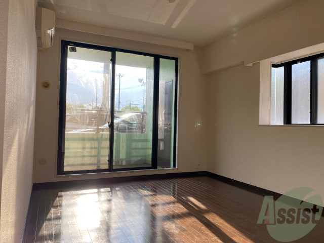 居室・リビング　広めの洋室です。広々として、きれいですね。