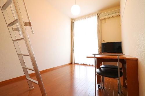 居室・リビング　退寮学生には安心！家具家電付で、すぐに新生活をスタート