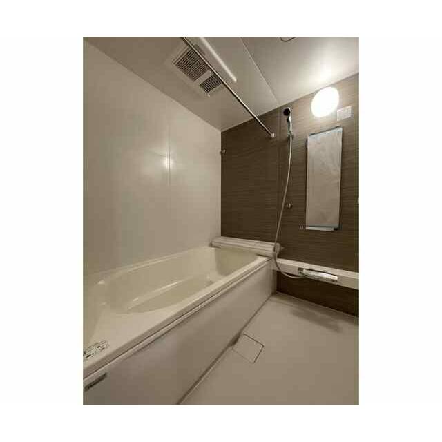 バス・シャワールーム　追い焚き機能、浴室乾燥機付きバス。