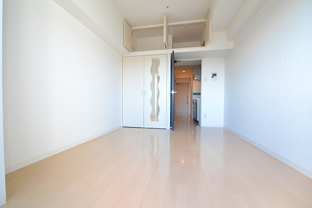 居室・リビング　南向きの角部屋☆出窓あり☆日当たり良好