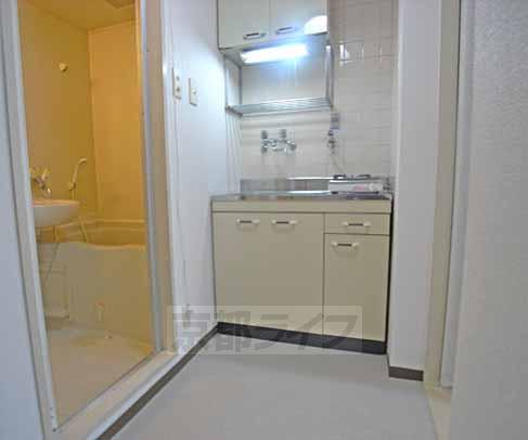 キッチン　上にも棚が