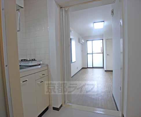 居室・リビング　光がさす室内