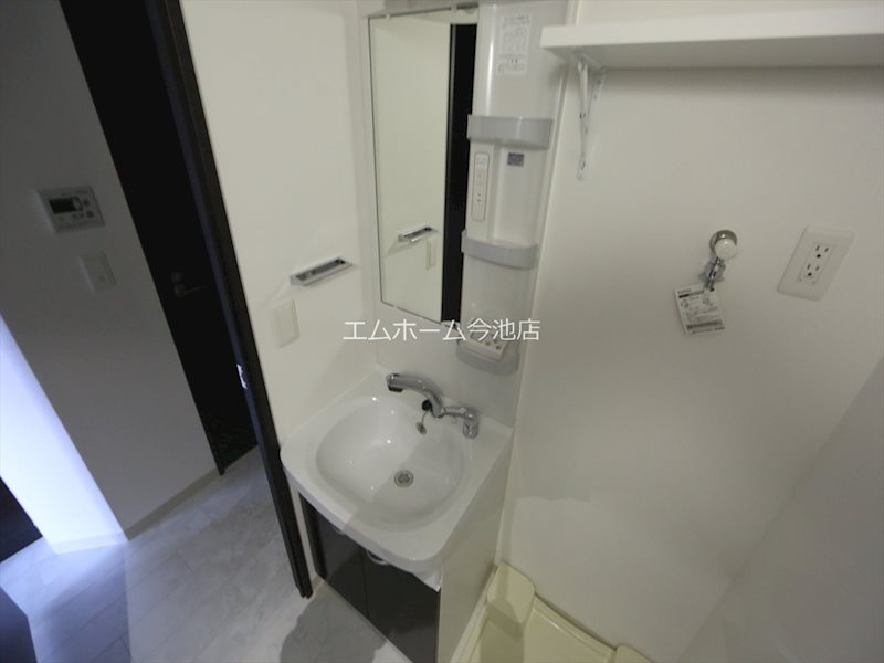 洗面設備　脱衣所　独立洗面台（シャンプードレッサー付）