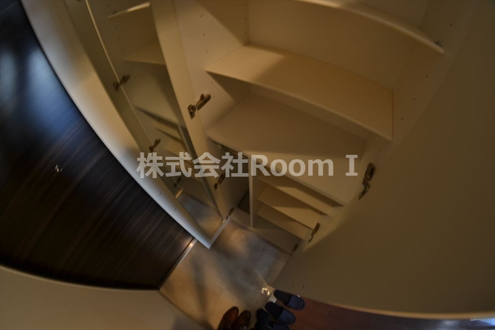 収納　ちょっとした収納スペースも充実しています 反転