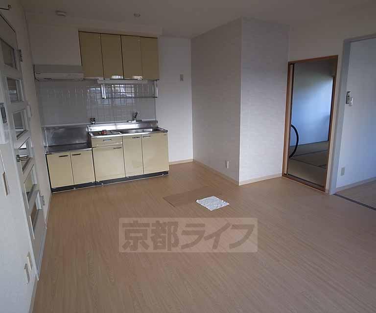 居室・リビング　改装が入り、室内は非常にきれいです。