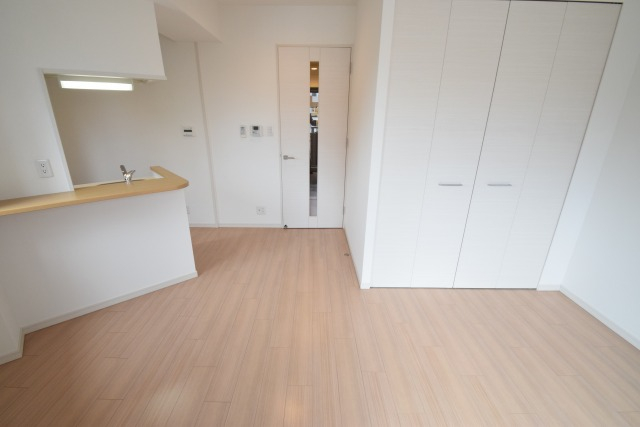 居室・リビング　クオーレ靭公園　カウンターキッチン付きのお部屋