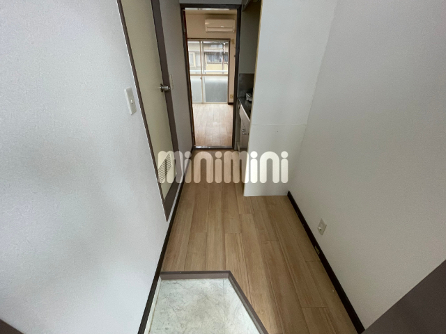 玄関　写真は別号室です